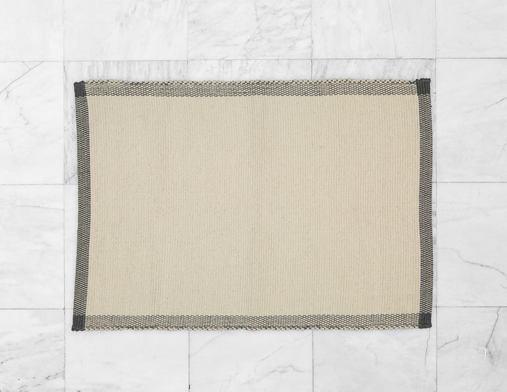 Bathmat Pebble Weave, Natural with a Charcoal Border