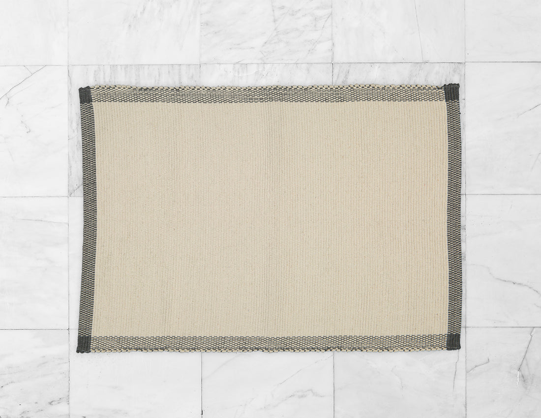 Bathmat Pebble Weave, Natural with a Charcoal Border