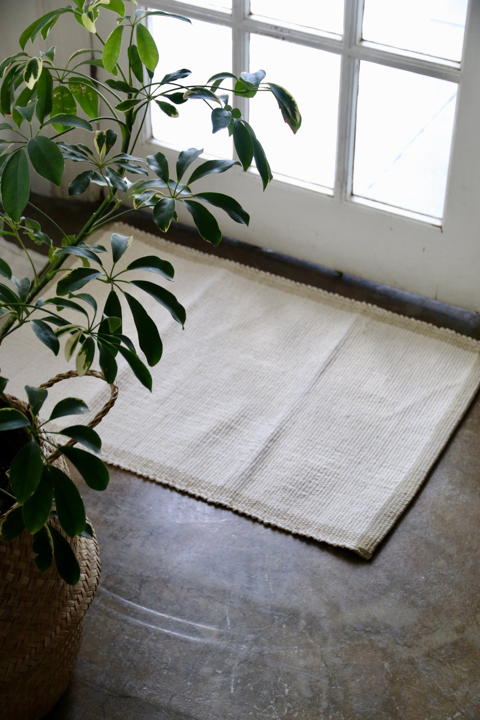Bathmat Pebble Weave, Natural with a Jute Border